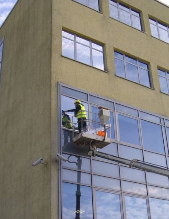 instalacja folii okiennej na szybie Kraków precyzyjny montaż