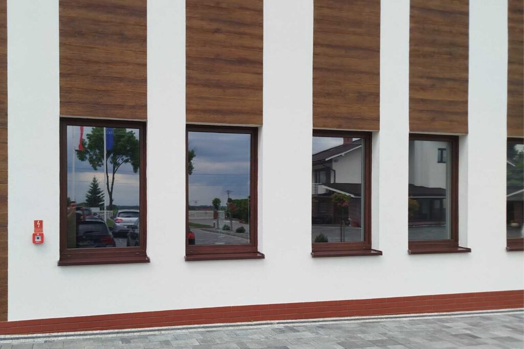 folie przeciwsłoneczne na oknach biurowca efekt montażu