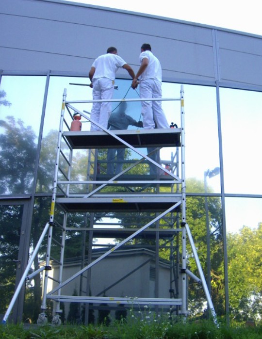 montaż folii okiennych Kraków na dużych przeszkleniach budynku